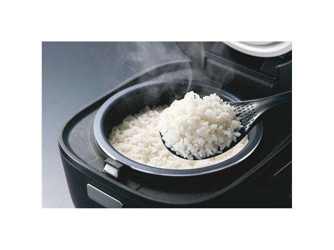 タイガー、「レトルト温め」に対応した3合炊きマイコンジャー炊飯器を