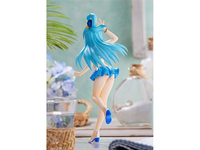 この素晴らしい世界に祝福を！」“躍動感のあるポーズ”の水着姿でアクア