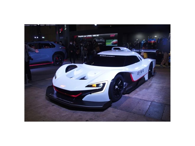 スバルがSTIの電気自動車コンセプトを2モデル初公開【東京オート