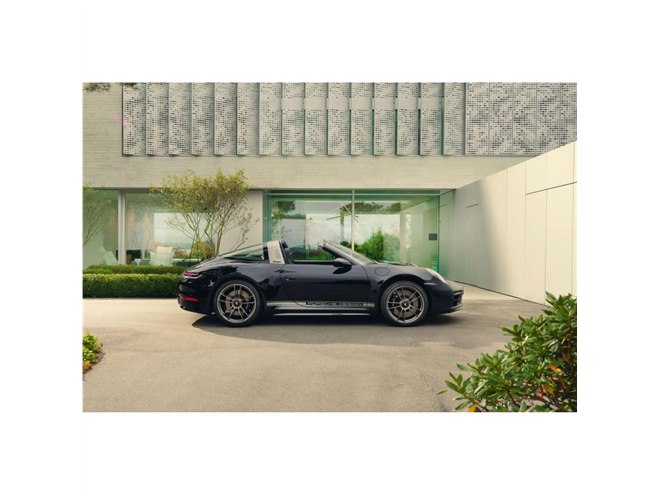 ポルシェデザイン設立50周年を記念した限定車「911エディション50Y