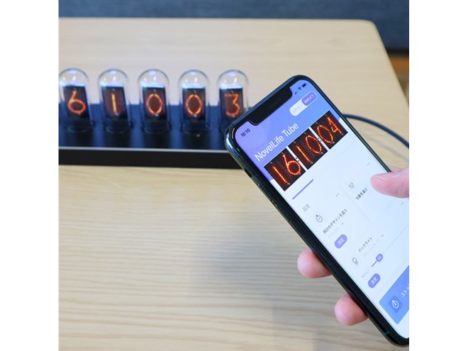 ニキシー管の雰囲気が楽しめる、スマホ連携対応の置時計「Cyber