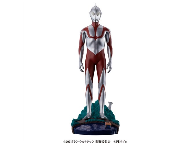 映画「シン・ウルトラマン」の2シーンと巨大不明生物がジオラマ