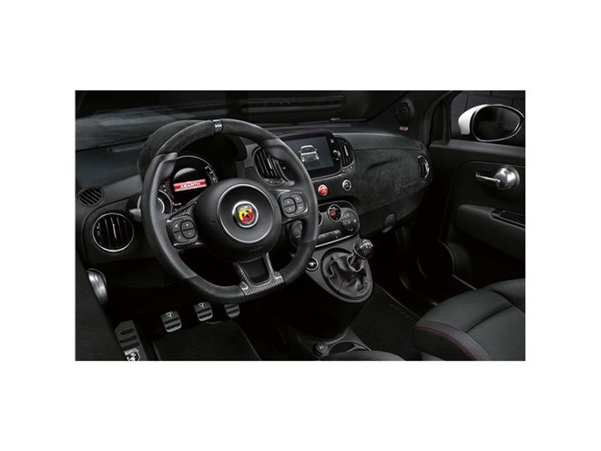 往年の名車にオマージュをささげるアバルトの限定モデル「695