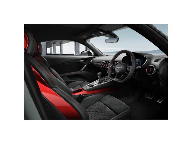 TT RS」デザインのリアスポイラーを装備 「アウディTTクーペ」の限定車
