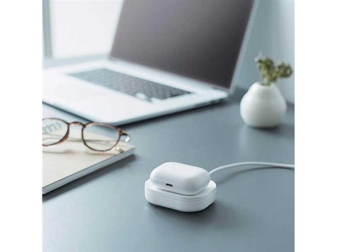 エレコム、AirPods専用のくぼみトレーが付属した卓上ワイヤレス充電器
