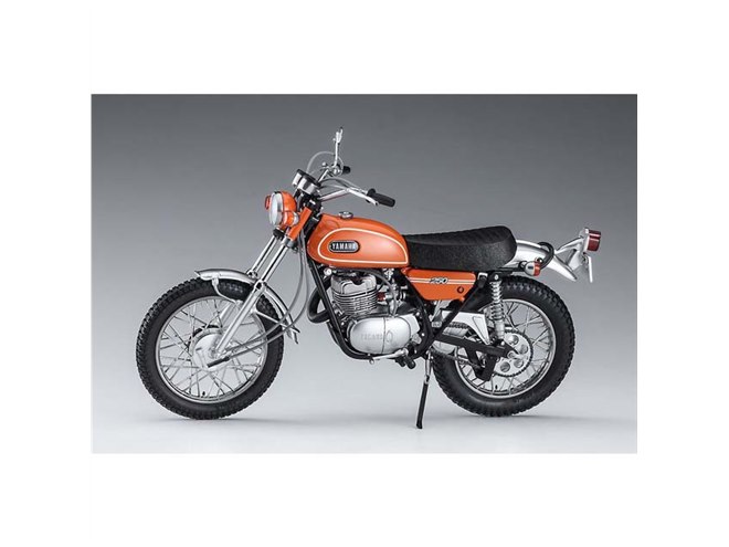 ハセガワ、マンダリンオレンジの「ヤマハ トレール DT250」1/10