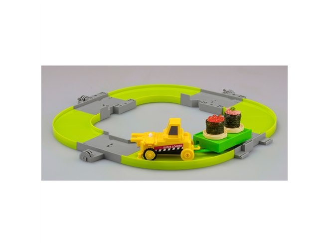 タカラトミー、レールを走りながら自動で“のりまき”が作れる「クルクル