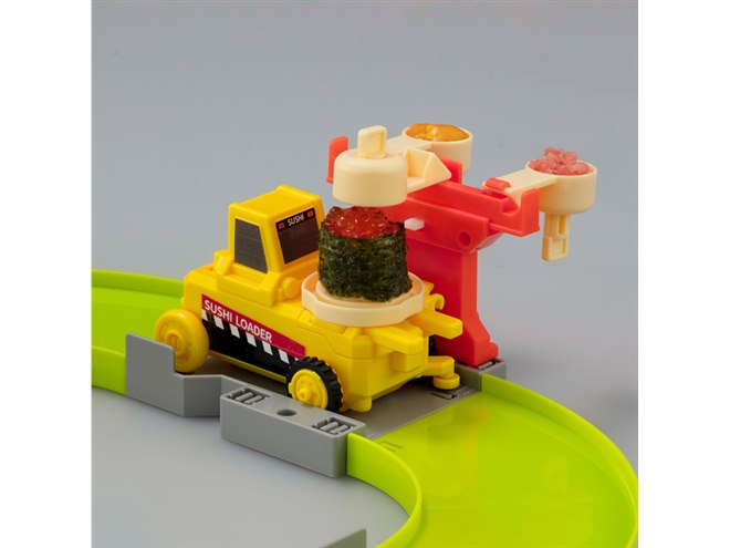 タカラトミー、レールを走りながら自動で“のりまき”が作れる「クルクル