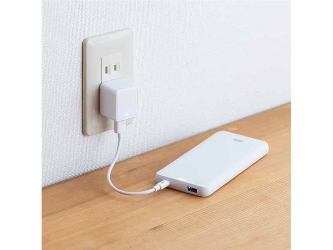 サンワ、Lightning入力端子を装備した薄型モバイルバッテリー