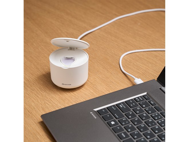 ふたを開けると電源が入る、小型のファン式アロマディフューザー