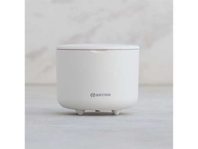 ふたを開けると電源が入る、小型のファン式アロマディフューザー