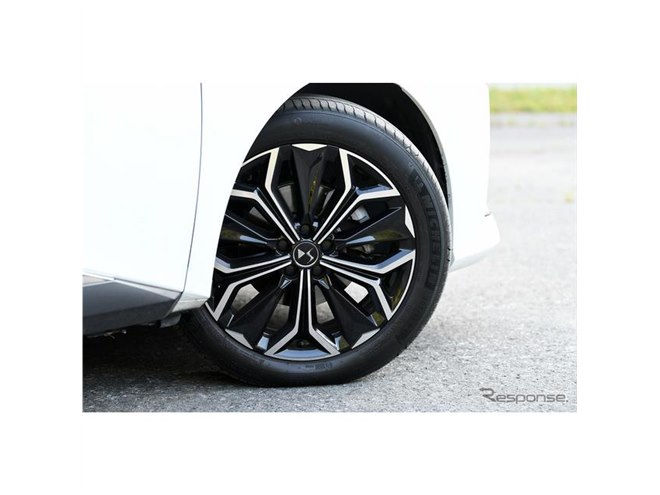 DS 4 新型】「世界一美しい」フランス産ハッチバック、散りばめ