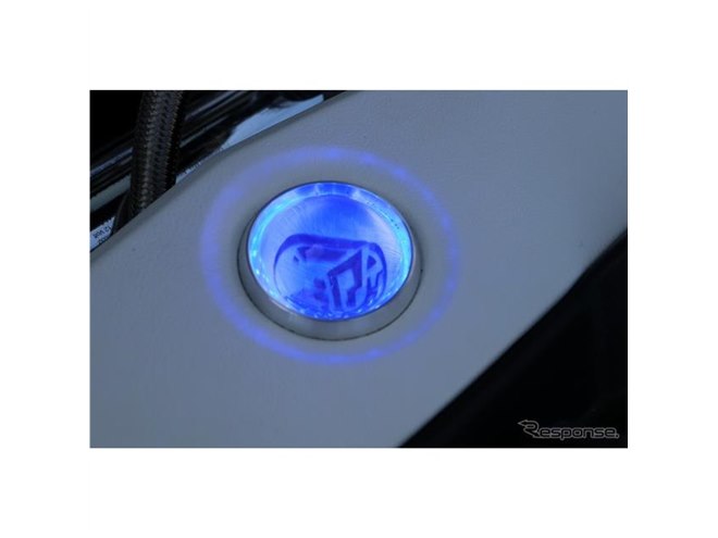 ガンダム”をイメージしたラゲッジは強烈インパクト！…マツダ アクセラ