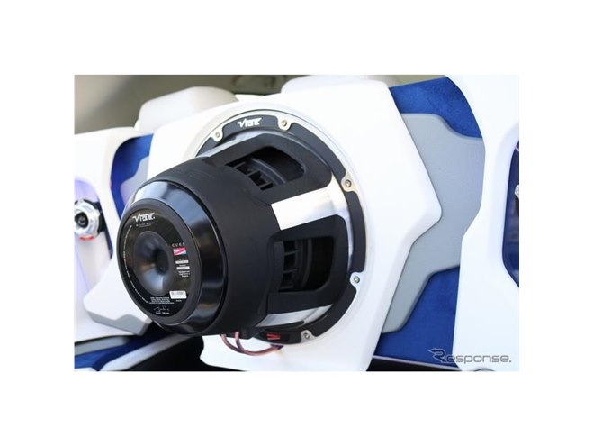 ガンダム”をイメージしたラゲッジは強烈インパクト！…マツダ アクセラ