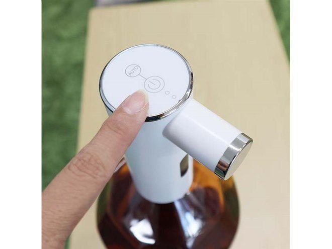 センサーで感知し、決まった量のお酒を注げる定量ディスペンサー