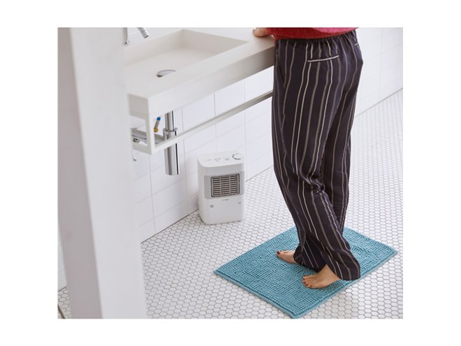 シロカ、人感センサー付きの足元ヒーター「まめポカ」をリニューアル