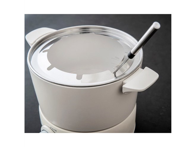 専用フォークが8本付属、揚げ物やチーズフォンデュを楽しめる