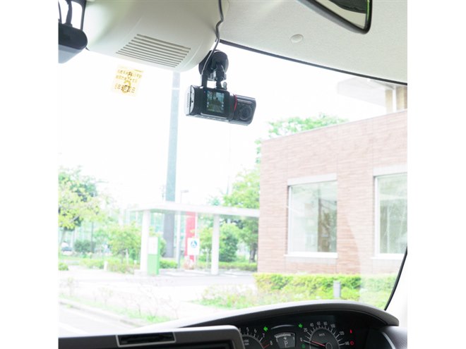 前方＆車内を同時撮影、デュアルレンズ採用のHDドライブレコーダーが