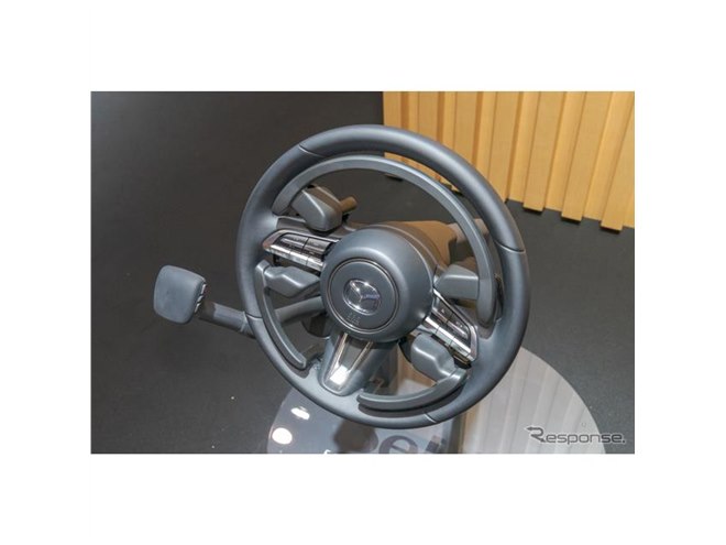 ステアリングとアクセルを一体化、直感コントロールできるマツダ MX-30