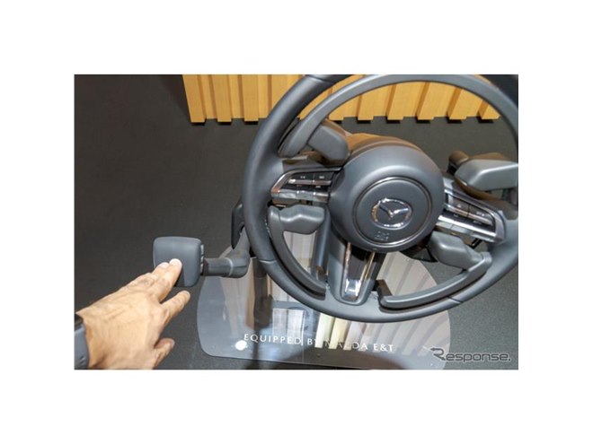 ステアリングとアクセルを一体化、直感コントロールできるマツダ MX-30