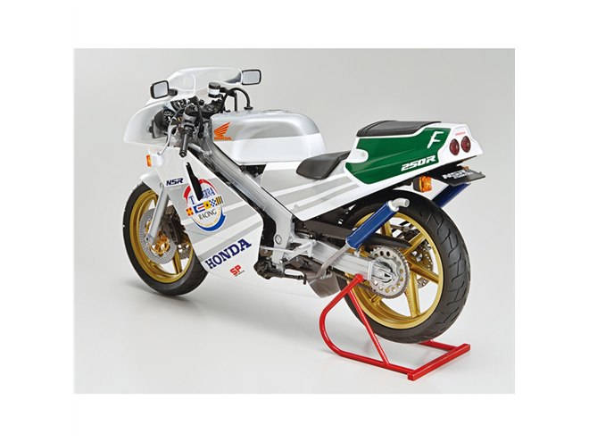 AOSHIMA、“銀テラ”を採用した「ホンダ MC18 NSR250R SP」1989年モデルを再現 - 価格.com