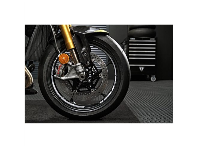 トライアンフがネイキッドスポーツモデル「ストリートトリプル