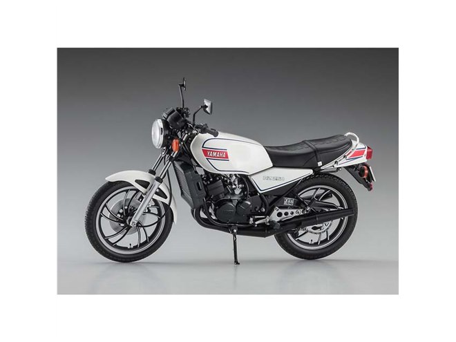 ま*い様 ハセガワ1/12ヤマハRZ250 完成品 ハセガワ、1/12スケール模型「ヤマハ RZ250（4L3）」を本日11/19
