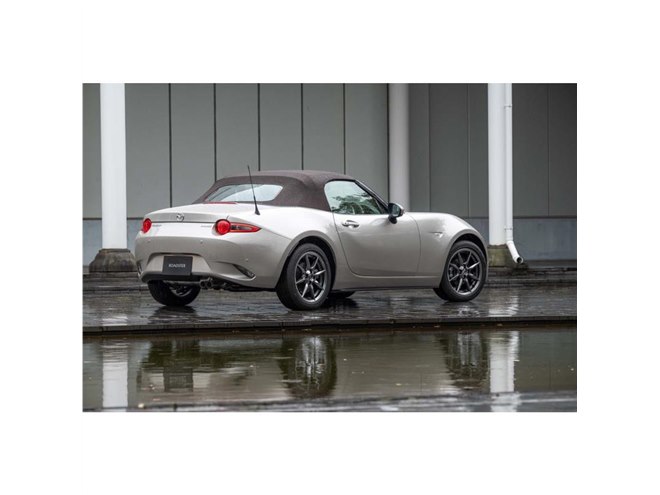 ブラウントップで上品に 「マツダ・ロードスター」の特別仕様車登場