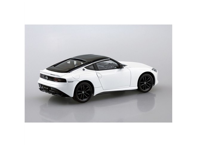 AOSHIMA、ニッサンの新型フェアレディZに新色「シルバー/ホワイト