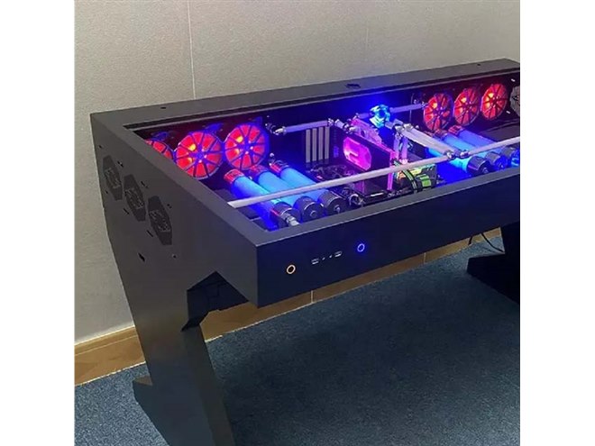 ガラスケース内にPCを収納、スケルトン構造のゲーミングデスクが