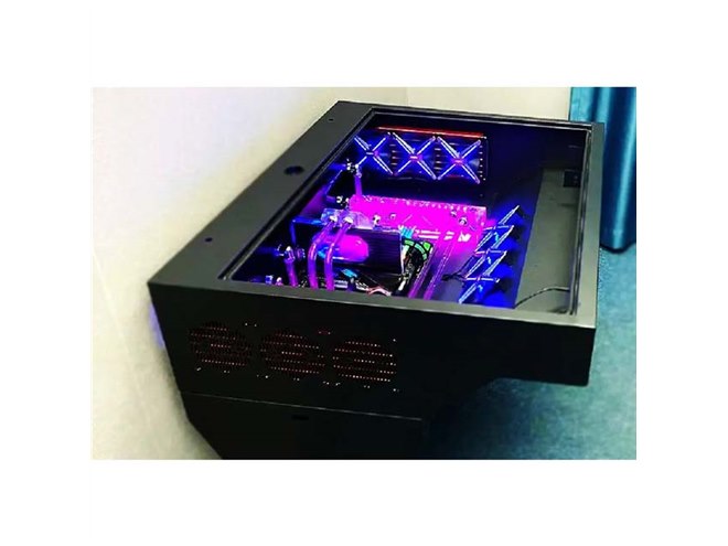 ガラスケース内にPCを収納、スケルトン構造のゲーミングデスクが