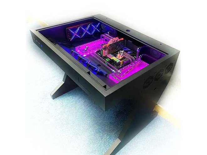 ガラスケース内にPCを収納、スケルトン構造のゲーミングデスクが