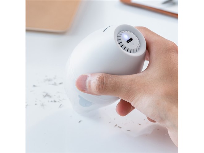 手のひらサイズの卓上クリーナー「200-CD081」、ゴミをかき出すブラシ