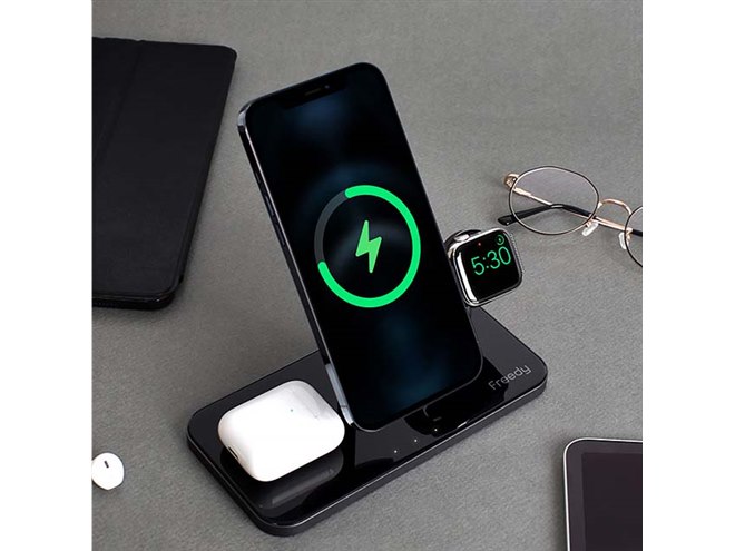 【最終値下げ】複数同時ワイヤレス充電可能「Base」 Freedy、iPhone/AirPods/Apple Watchを同時に充電できる3in1
