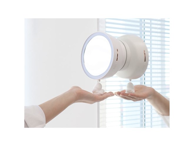 洗面台に取り付けられる、拡大鏡＆LEDライト付きのオート 
