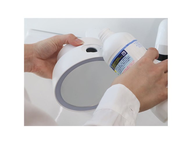 洗面台に取り付けられる、拡大鏡＆LEDライト付きのオート