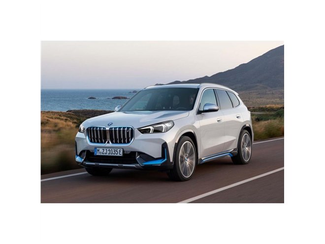 �t���d�����f���uiX1�v�̃G�N�X�e���A�́A�u���[�̍����F�Ńh���X�A�b�v����Ă���B