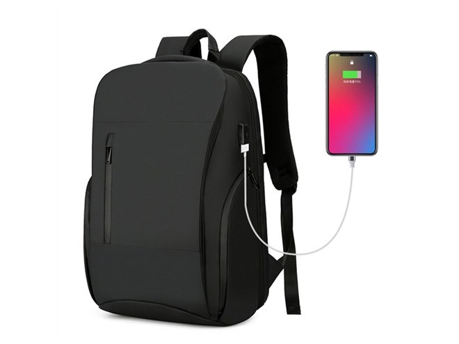 スマホ充電に対応する「USBポート付きデイパック」が限定発売、4,378円 