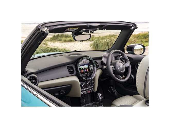 MINIコンバーチブル」の誕生30周年を記念する特別仕様車「シーサイド