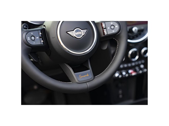 MINIコンバーチブル」の誕生30周年を記念する特別仕様車「シーサイド