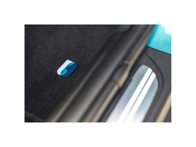 MINIコンバーチブル」の誕生30周年を記念する特別仕様車「シーサイド