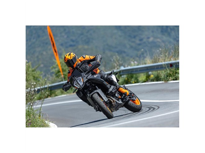 KTM 890 SMT」発売 パワフルで機敏な走りが自慢のニューモデル - 価格.com