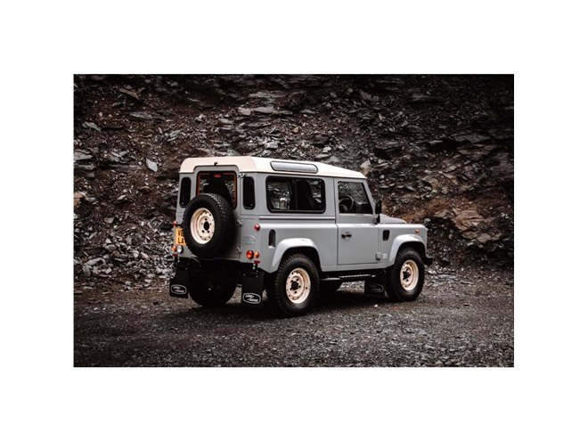 先代「ランドローバー・ディフェンダー」のレストア販売モデルに30台の