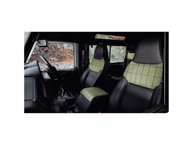 先代「ランドローバー・ディフェンダー」のレストア販売モデルに30台の