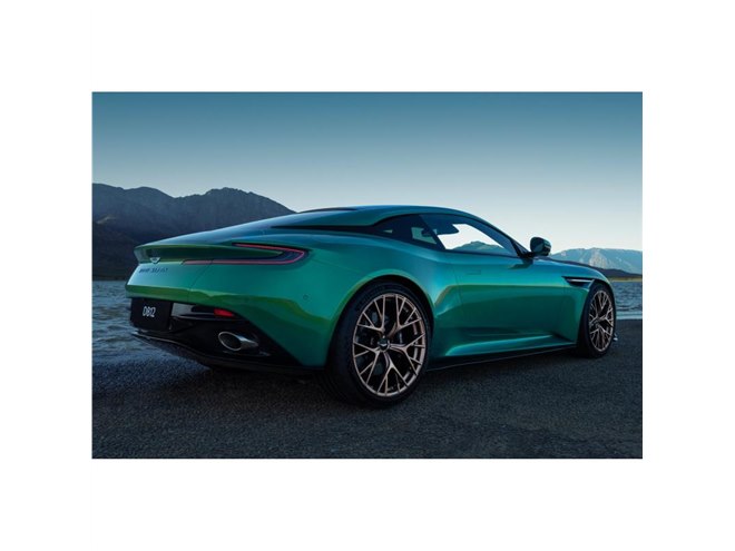 アストンマーティンが新型車「DB12」を発表 次世代スポーツカー
