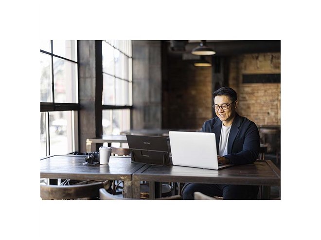 PFU、軽量560g/715gの15.6型ポータブル有機ELモニター「RICOH Light