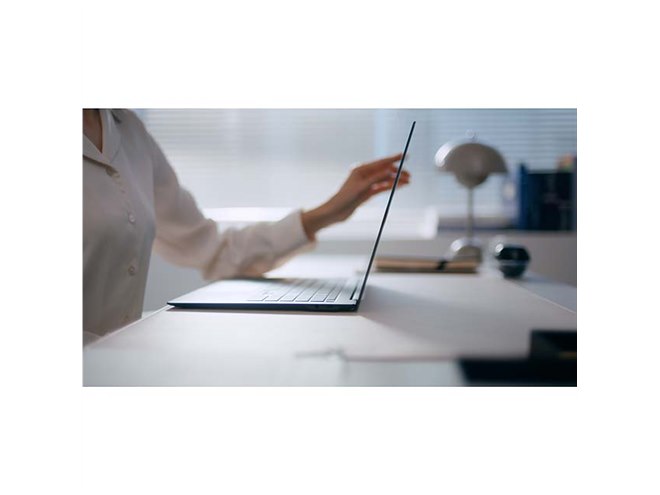 LG gram SuperSlim 15.6インチ ノートPC LG、厚さ10.99mm/重さ約990gの15.6型有機ELノートPC「LG gram