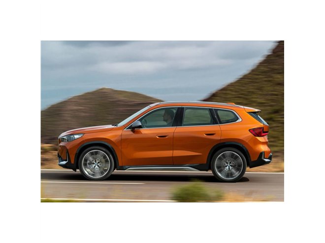 �uBMW X1�v��2���b�^�[�f�B�[�[���́uxDrive20d�v�ǉ��ݒ�