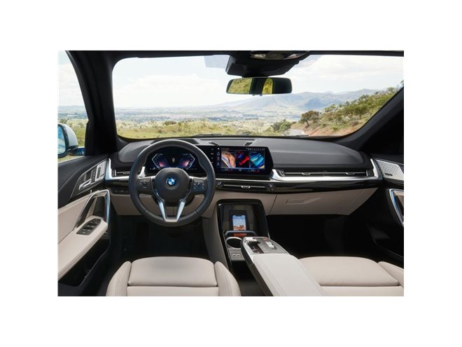 �uBMW X1�v��2���b�^�[�f�B�[�[���́uxDrive20d�v�ǉ��ݒ�