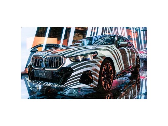 BMWの新型EVセダン『i5』にアートカー、AI生成のアニメーションを車体